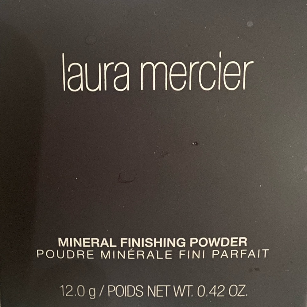 Laura Mercier Translucent Finishing Powder - Picture 2 of 5